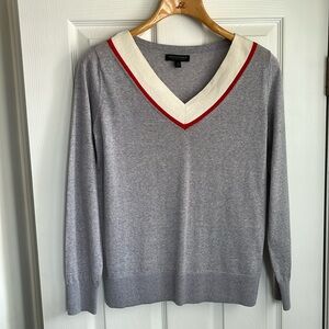 Banana Republic sz S light gray v-neck sweater w/cream neckline & red accent